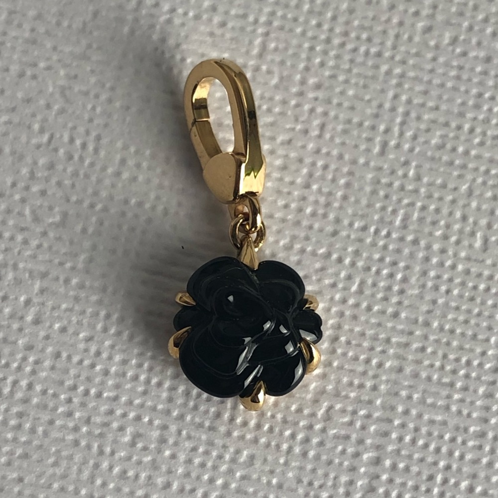 NWOT CHANEL Camellia Onyx 18K Yellow Gold Pendant
